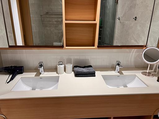 LBS 1403 - صورة 3