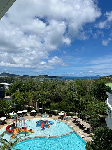 Studio with stunning pool views - صورة 10